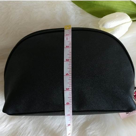 BEAUTIFUL VICTORIA'S SECRET COSMETIC BAG (1 Available) - Picture 6 of 8